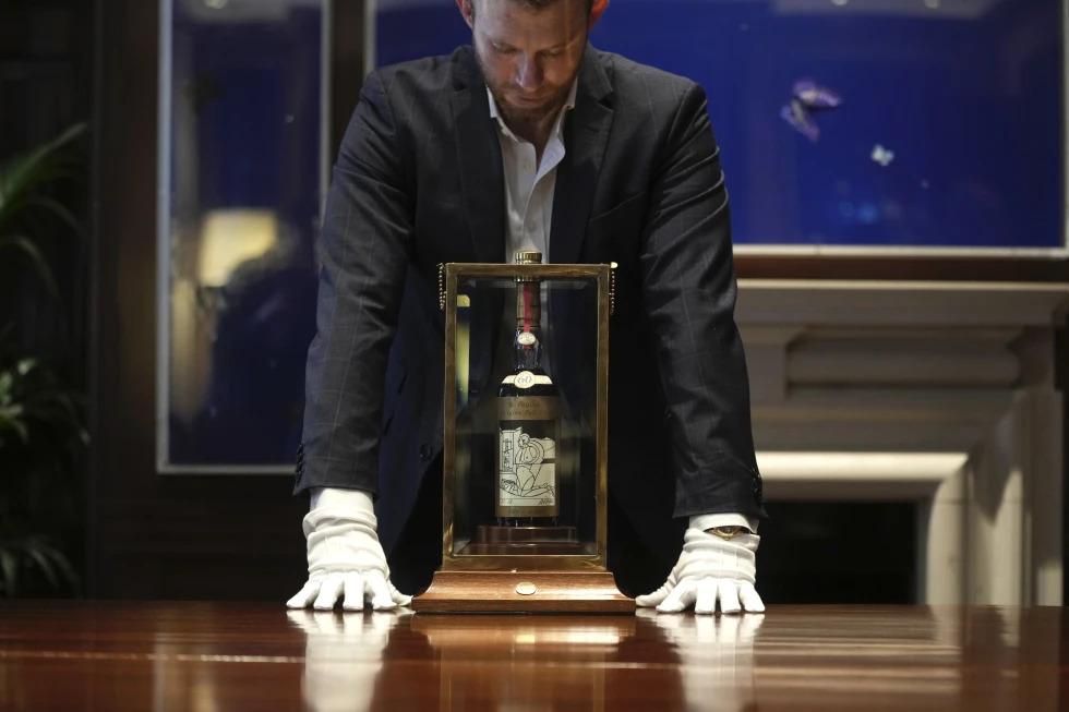 Takmer sto rokov stará whisky sa na aukcii predala za rekordných 2,2 milióna libier