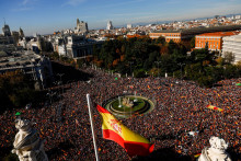 Ľudia sa zúčastňujú protestu po tom, čo španielski socialisti dosiahli dohodu s katalánskou separatistickou stranou na námestí Cibeles v Madride. FOTO: Reuters