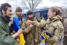 Ukrajinskí vojnoví zajatci sú po výmene16. apríla 2023. FOTO: Reuters