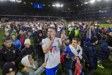Kapitán národného tímu Milan Škriniar oslavuje v spoločnosti detských fanúšikov postup na Euro 2024. FOTO: TASR/J. Novák