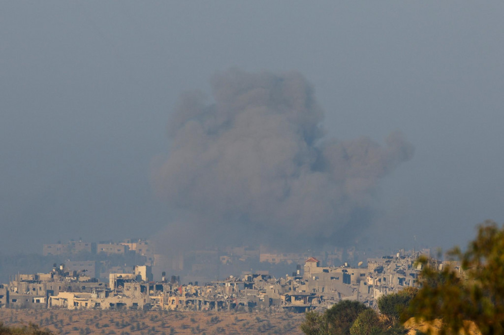 Dym stúpa z Gazy po izraelskom útoku. FOTO: Reuters