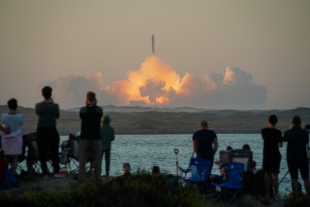 Kozmická loď Starship od SpaceX sa vznáša zo štartovacej rampy spoločnosti Boca Chica na skúšobnom lete. FOTO: Reuters