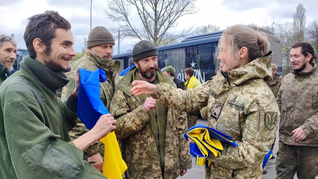 Ukrajinskí vojnoví zajatci sú po výmene16. apríla 2023. FOTO: Reuters