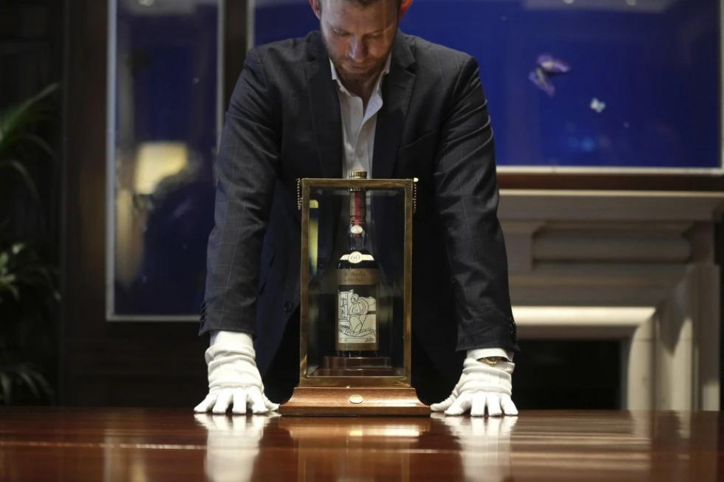 Vzácna fľaša skoro 100 rokov starej škótskej whisky Macallan. FOTO: AP/TASR