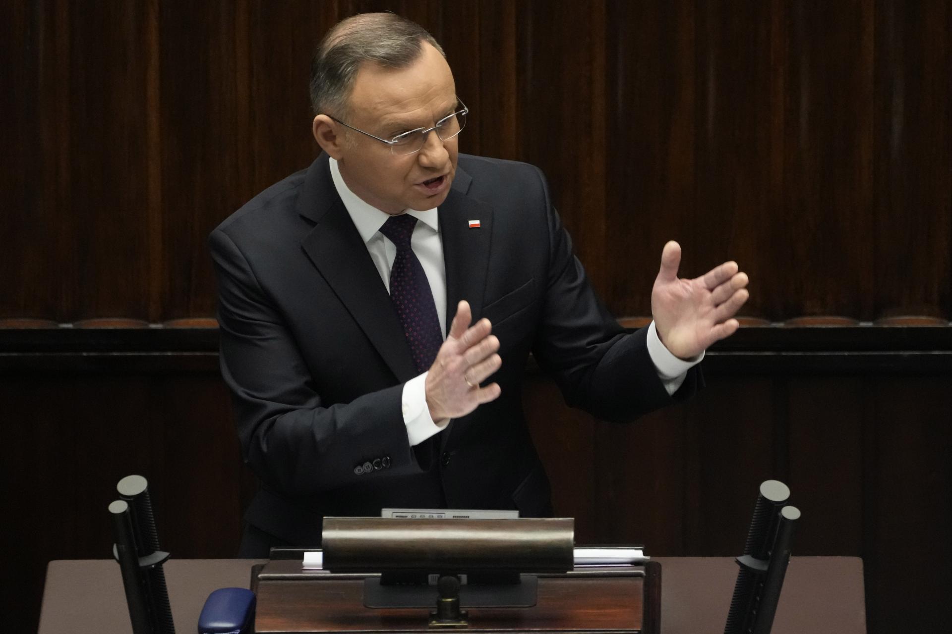 Poľská vládnucá strana PiS čelí odvete, prezident kritizuje jej slabé zastúpenie v parlamente
