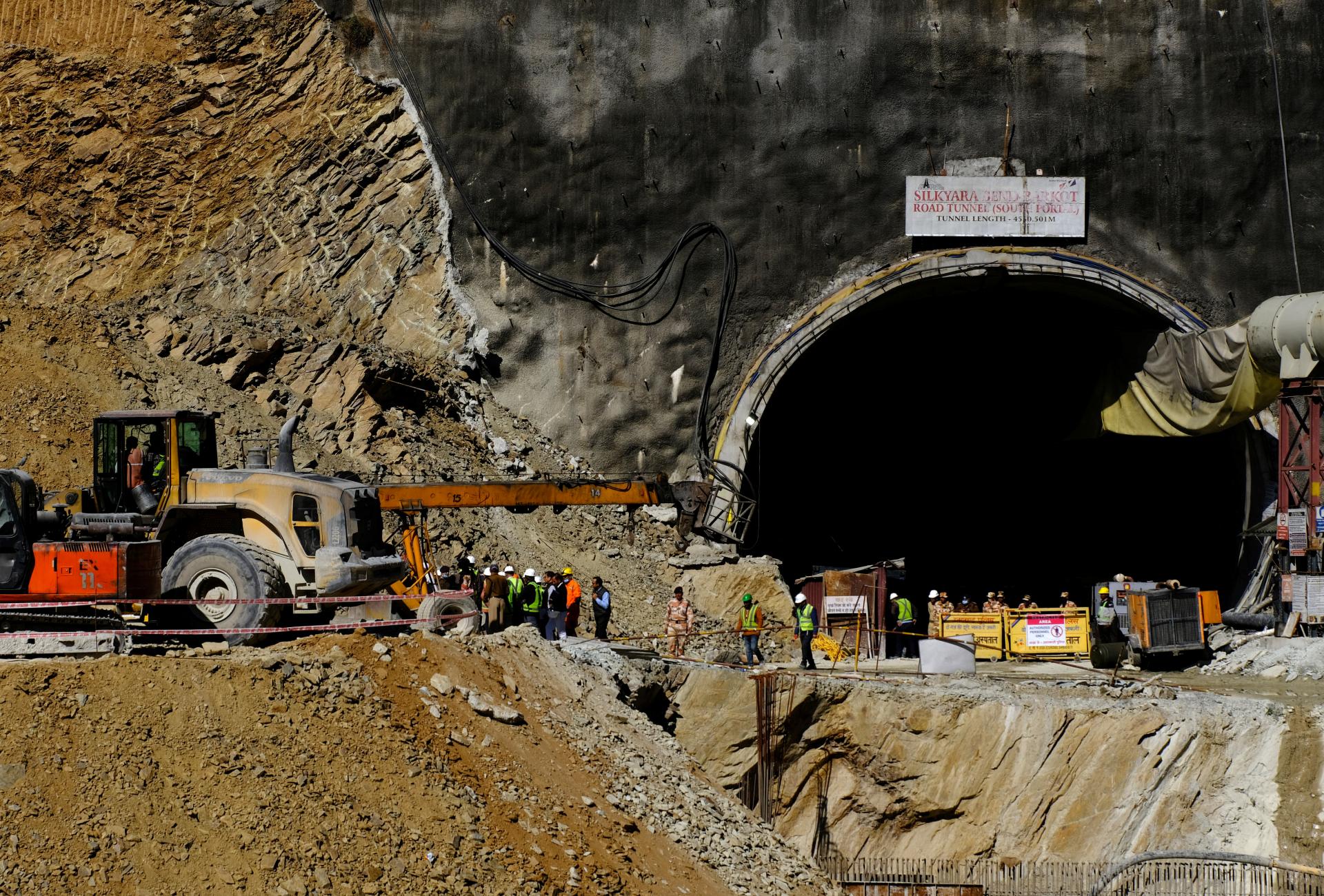 Robotníkov zo zrúteného tunela v Indii možno vyslobodia až o ďalších päť dní, práce sa skomplikovali