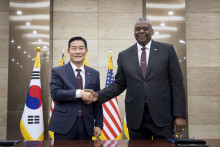Juhokórejský minister obrany Sin Won-sik (vľavo) a jeho americký rezortný kolega Lloyd Austin. FOTO: TASR/AP