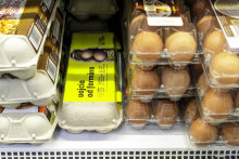 Sortiment základných potravín v predajni v Bratislave. Na snímke vajíčka. V Bratislave 19. januára 2022. FOTO TASR - Dano Veselský SNÍMKA: Dano Veselský
