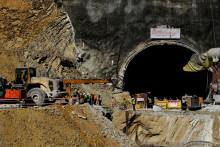 Pracovníkom sa zatiaľ podarilo skalou a sutinami preraziť 24 metrov z celkových potrebných 60. FOTO: Reuters
