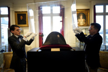 Jeden z charakteristických dvojrohých čiernych klobúkov, ktoré nosil francúzsky cisár Napoleon Bonaparte. FOTO: TASR/AP
