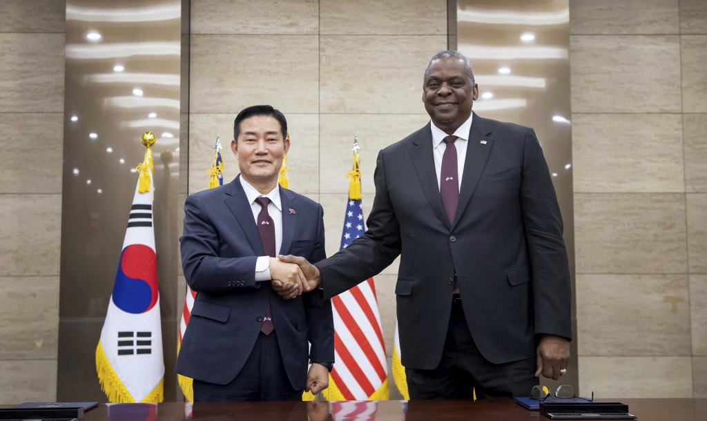 Juhokórejský minister obrany Sin Won-sik (vľavo) a jeho americký rezortný kolega Lloyd Austin. FOTO: TASR/AP