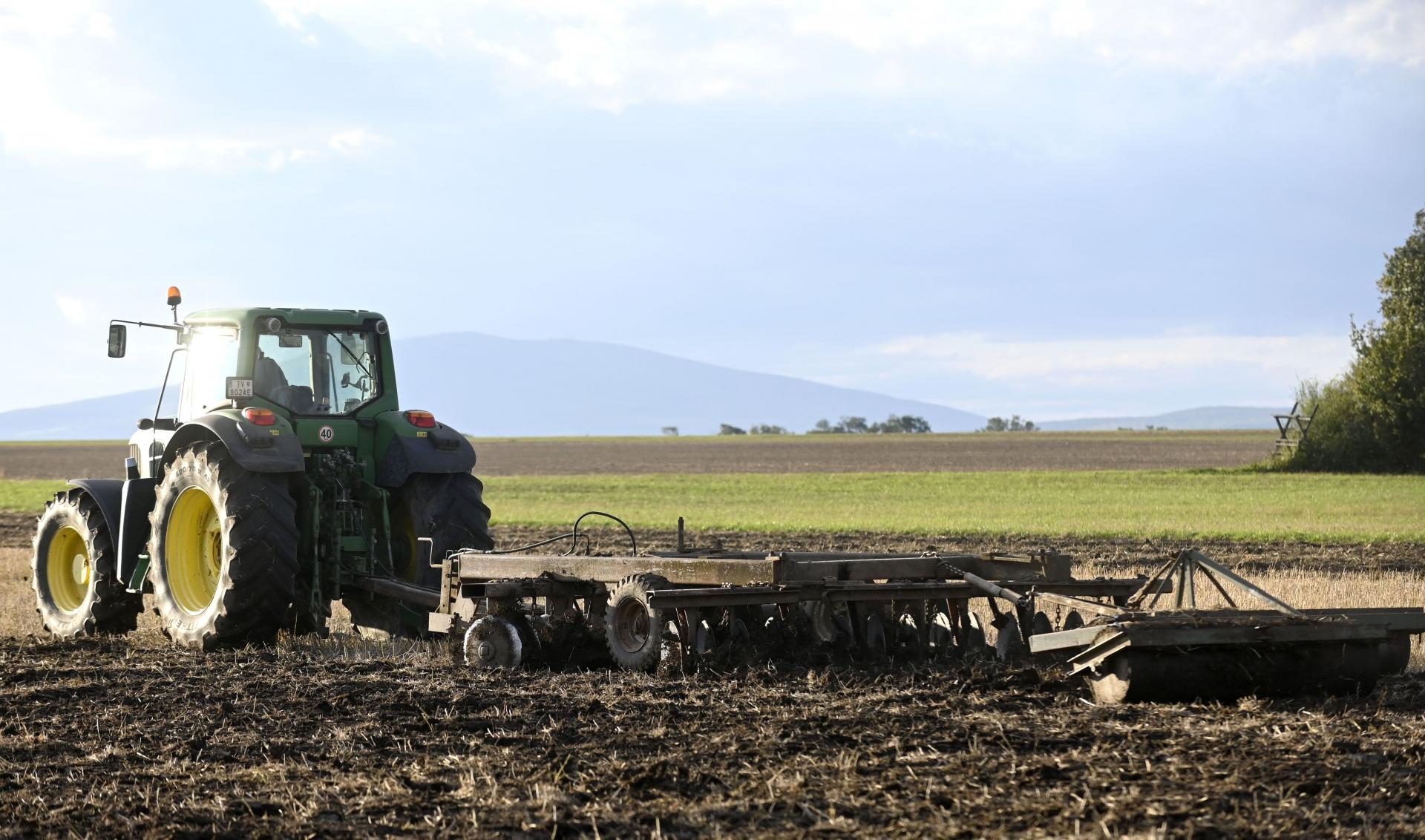 Srbskí poľnohospodári blokujú cesty. Požadujú vyššie dotácie a lacnejšie palivá