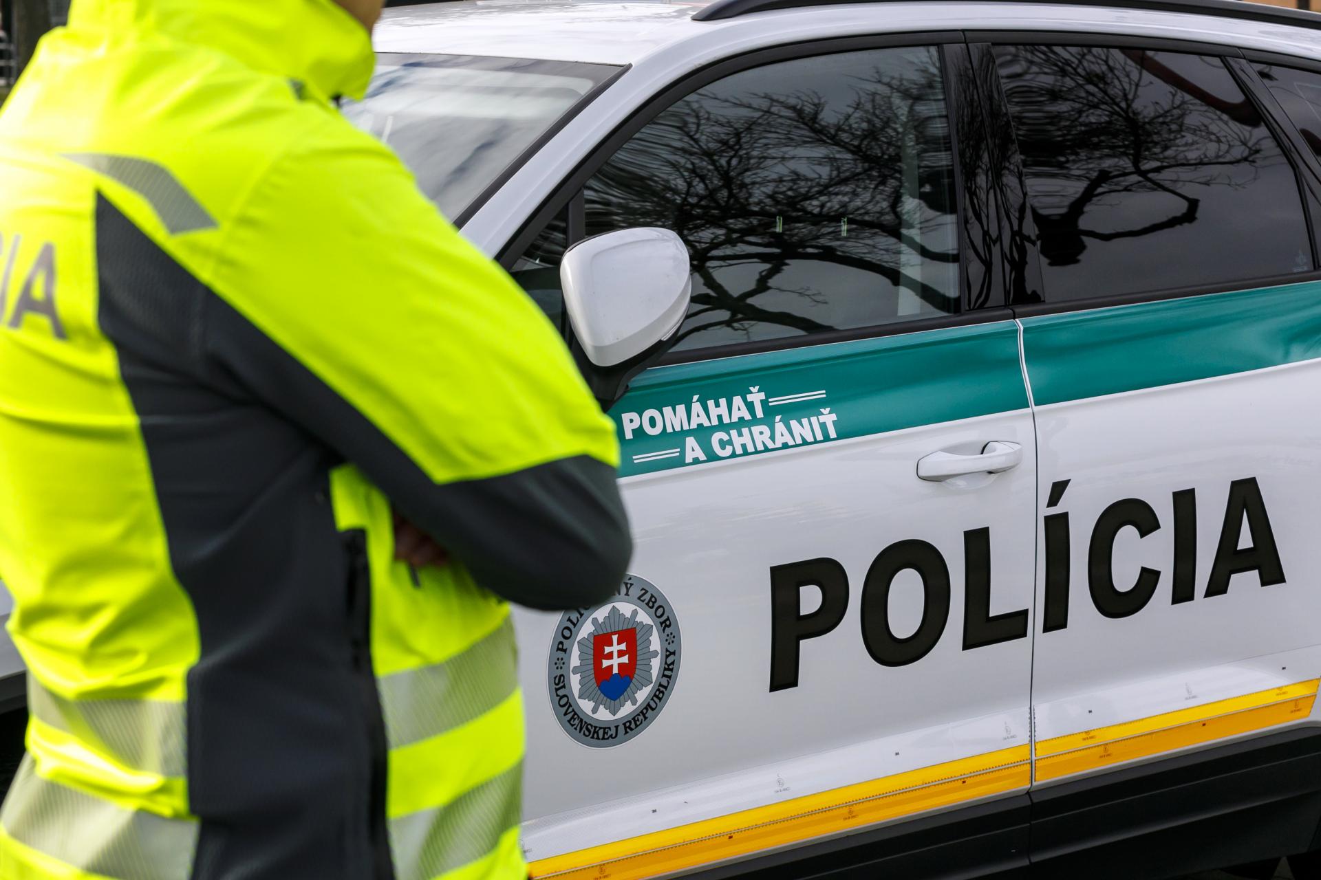 Policajti uzavreli diaľnicu D1 pri Bratislave, unikla prudko jedovatá látka