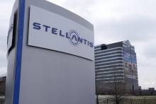 Nápis Stellantis v americkom Auburn Hillse. FOTO: TASR/AP