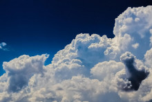 Oblaky ovplyvňujú klímu mnohými spôsobmi.