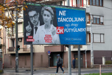 Strana Fidesz nechala po Maďarsku nainštalovať billboardy namierené proti predsedníčke Európskej komisie Ursule von der Leyenovej.FOTO: Reuters