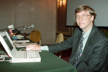 Bill Gates v roku 1983, keď oznámil, že jeho Microsoft vyvíja operačný systém pre osobné počítače Windows 1.0.