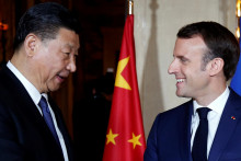 Francúzsky prezident Emmanuel Macron a čínsky prezident Si Ťin-pching v roku 2019. FOTO: REUTERS