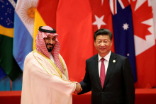 Čínsky prezident Si Ťin-pching a saudský princ Mohammed bin Salman. FOTO: REUTERS