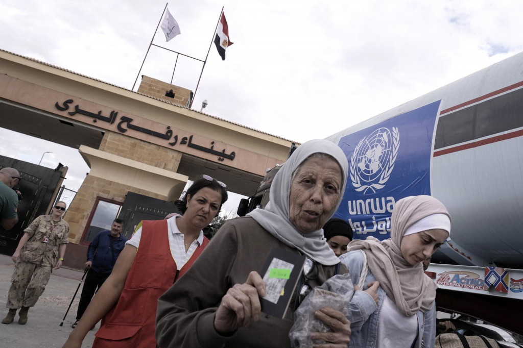 Palestínčanov s kanadskými pasmi evakuujú z Pásma Gazy cez hraničný priechod Rafah. FOTO: TASR/AP