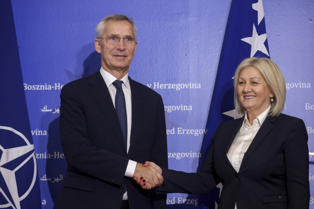 Generálny tajomník NATO Jens Stoltenberg a premiérka Bosny a Hercegoviny Borjana Krištová. FOTO: TASR/AP
