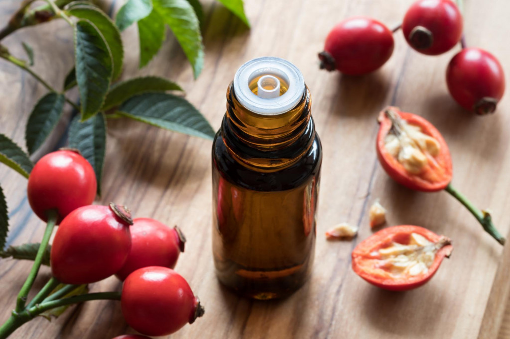 Šípkový olej pomôže pri akné a ďalších kožných problémoch.