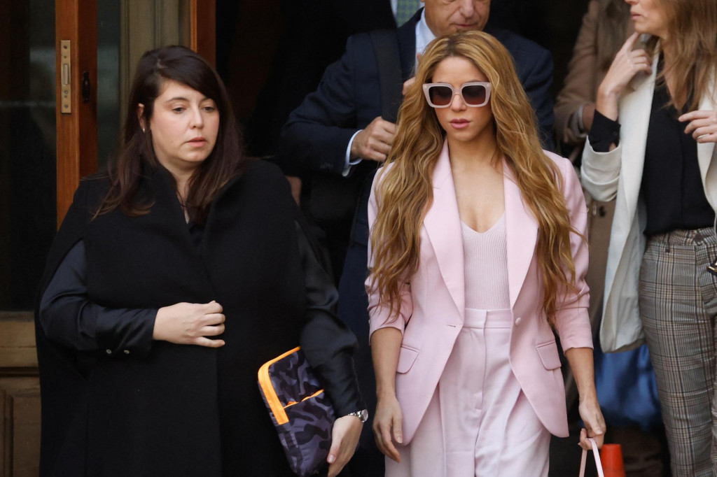 Kolumbijská speváčka Shakira opúšťa súd. FOTO: Reuters