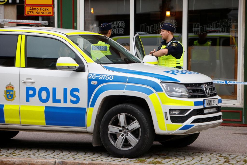 Príslušníci švédskej polície hliadkujú na mieste činu po streľbe v blízkosti reštaurácie v meste Sandviken. FOTO: Reuters