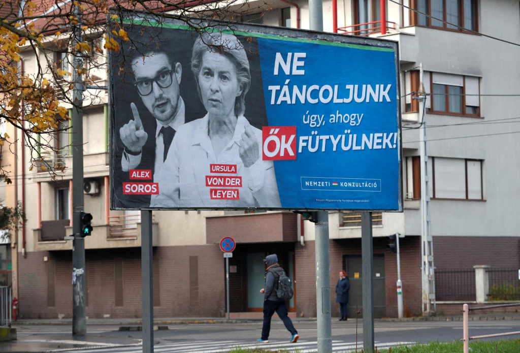 Strana Fidesz nechala po Maďarsku nainštalovať billboardy namierené proti predsedníčke Európskej komisie Ursule von der Leyenovej.FOTO: Reuters