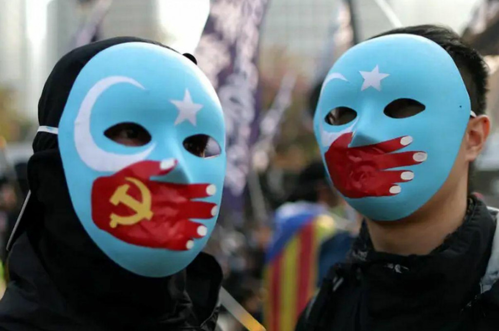 Aktivisti demonštrujú voči politike Číny. FOTO: Reuters
