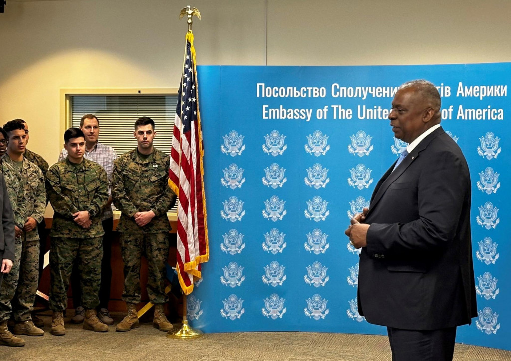 Americký minister obrany Lloyd Austin hovorí so zamestnancami veľvyslanectva USA v Kyjeve. FOTO: Reuters