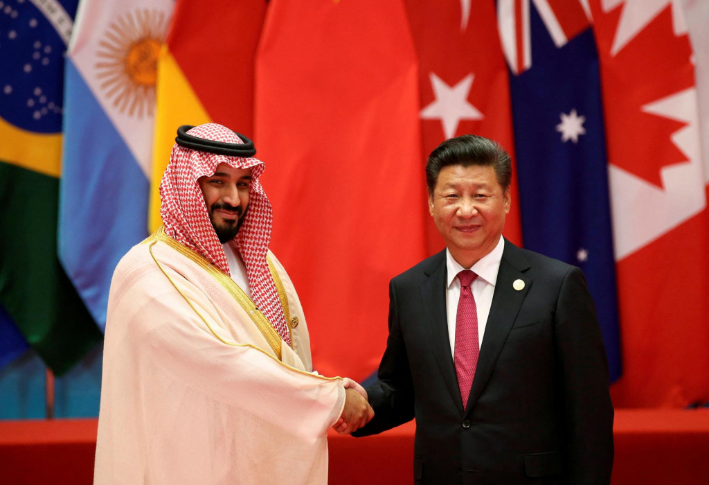 Čínsky prezident Si Ťin-pching a saudský princ Mohammed bin Salman. FOTO: REUTERS