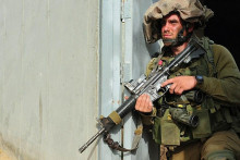 Izraelčan s helmou omotanou špeciálnou handrou známou pod názvom „micnefet“. Je vyrobená zo sieťoviny, takže vojak si ju môže v prípade potreby pretiahnuť cez hlavu. FOTO: Shutterstock