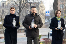 Ukrajinský prezident Volodymyr Zelenskyj, jeho manželka Olena a moldavská prezidentka Maia Sanduová sa zúčastňujú na spomienkovej slávnosti pri pamätníku takzvanej ”Nebeskej stovky”, ľudí zabitých počas masových demonštrácií za Európsku úniu (EÚ) na Ukrajine v roku 2014. FOTO: Reuters