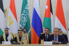 Saudskoarabský minister zahraničných vecí princ Faisal bin Farhan Al Saud reční po boku ruského ministra zahraničných vecí Lavrova. Diskutovalo sa o prebiehajúcom konflikte medzi Izraelom a Hamasom. FOTO: Reuters
