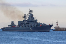 Krížnik Moskva sa po sledovaní vojnových lodí NATO v Čiernom mori vracia späť do prístavu. FOTO: Reuters