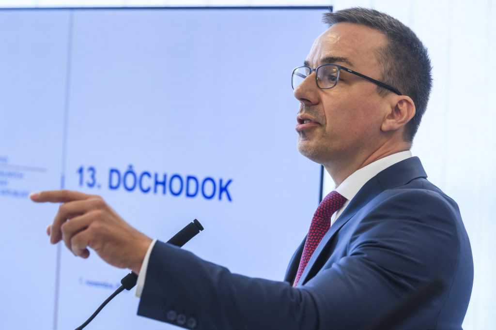 Na sn&iacute;mke minister pr&aacute;ce, soci&aacute;lnych vec&iacute; a rodiny SR Erik Tom&aacute;&scaron; (Hlas-SD) počas tlačovej konferencie k 13. d&ocirc;chodku v Bratislave 7. novembra 2023. FOTO TASR - Jaroslav Nov&aacute;k SN&Iacute;MKA: Jaroslav Nov&aacute;k