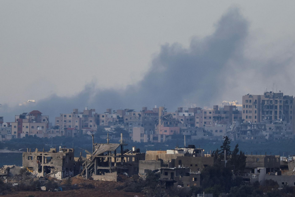 Dym stúpa po izraelských útokock v Gaze. FOTO: Reuters