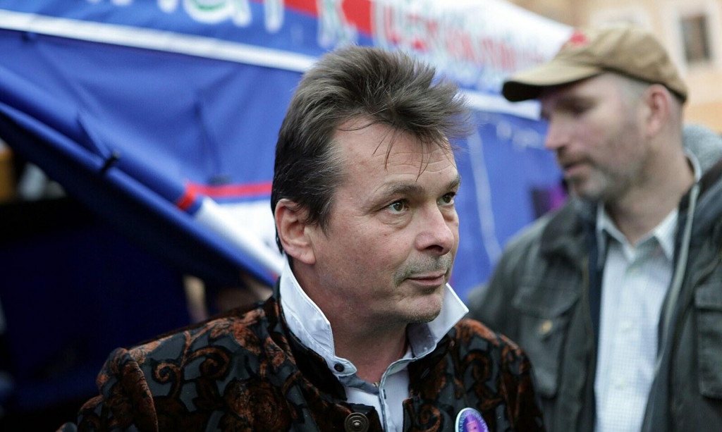 Mojmír je v skutočnosti bývalý pražský taxikár Zdeněk Ponert.