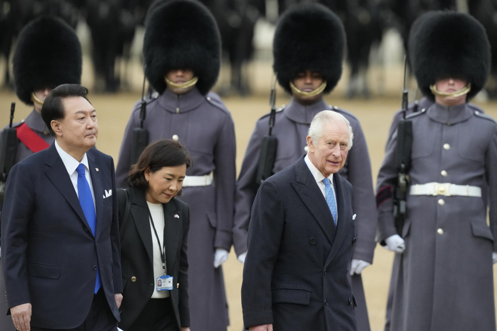 Juhokórejský prezident Jun Sok-jol a britský kráľ Karol III. počas uvítacieho ceremoniálu v Londýne. FOTO: TASR/AP
