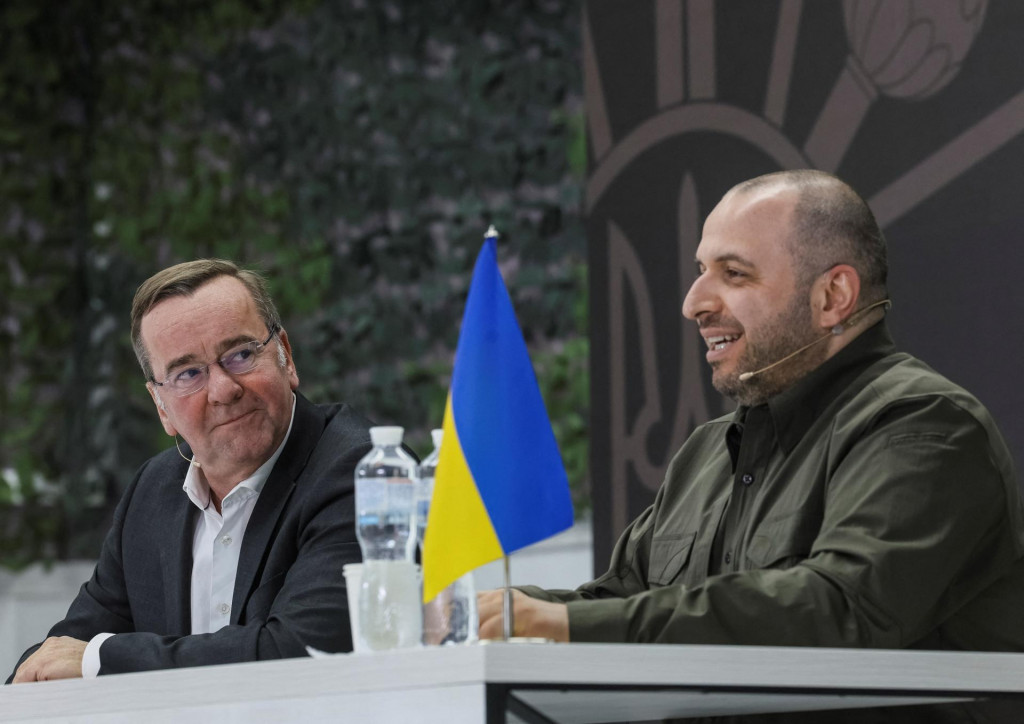 Ukrajinský minister obrany Rustem Umerov a nemecký minister obrany Boris Pistorius. FOTO: Reuters