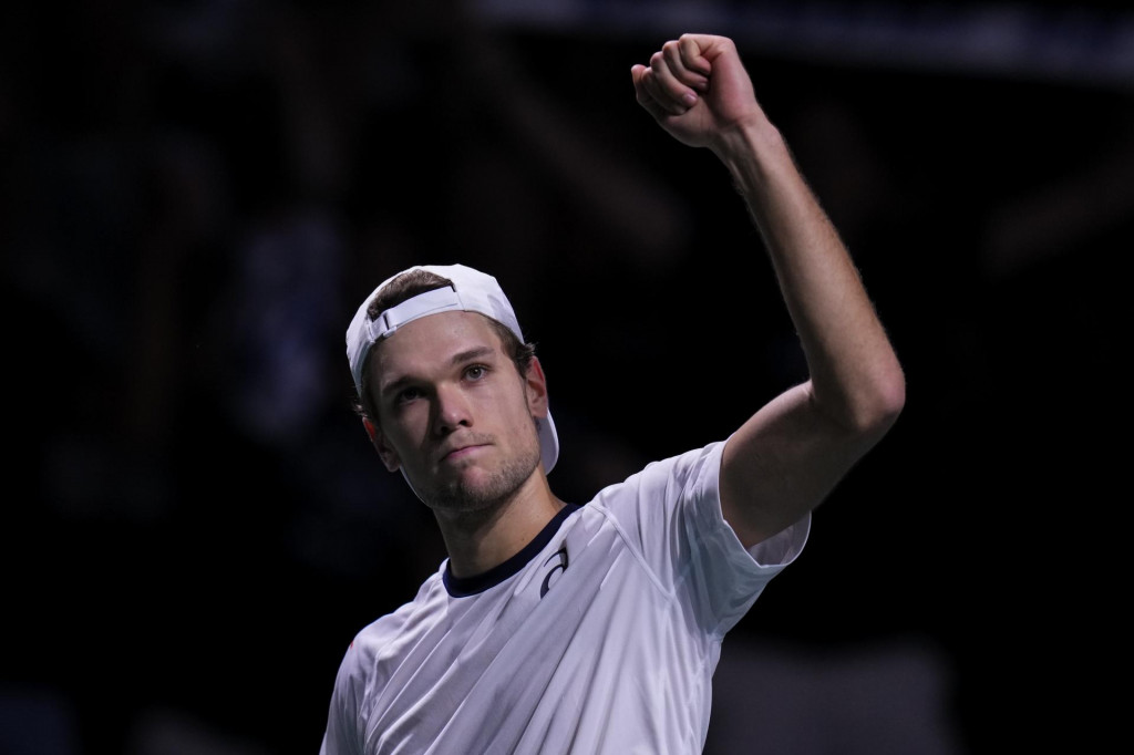 Fínsky tenista Otto Virtanen oslavuje po jeho výhre nad Kanaďanom Gabrielom Diallom vo štvrťfinále finálového turnaja Davisovho pohára v Malage. FOTO: TASR/AP