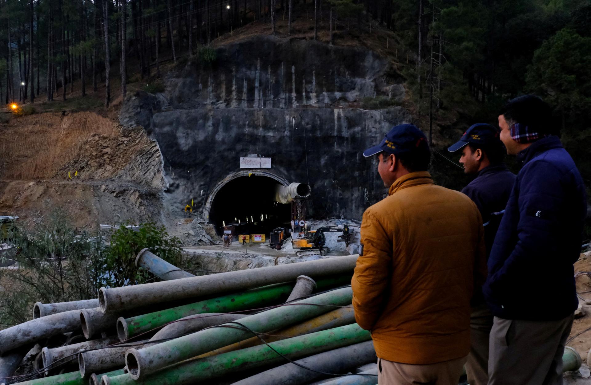 Záchranári v Indii razia posledný úsek šachty na záchranu 41 robotníkov z tunela