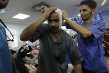 Izraelská armáda v noci na 15. novembra vykonala operáciu v nemocnici Šifa, ktorá je najväčším zdravotníckym zariadením v pásme Gazy. FOTO: TASR/AP/Abed Khaled