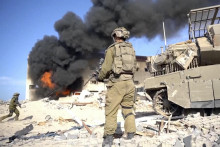 Na snímke izraelský vojak drží zbraň v meste Gaza v utorok 14. novembra 2023.