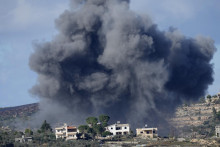Čierny dym stúpa po izraelskom leteckom útoku na predmestie libanonskej dediny Aita al-Shaab neďaleko hranice s Izraelom. FOTO: TASR/AP