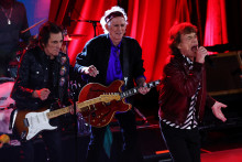 Kapela The Rolling Stones v zložení Mick Jagger, Keith Richards a Ronnie Wood. Boeing-767 patriaci hudobníkom figuruje v zozname najviac znečisťujúcich lietadiel. FOTO: Reuters