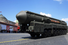 Medzikontinentálna balistická raketa Yars na vojenskej prehiadke v Moskve. FOTO: REUTERS