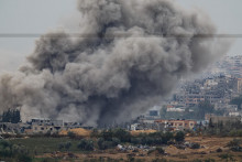 Dym stúpa po izraelských leteckých útokoch v Gaze. FOTO: REUTERS