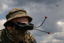 Príslušník ukrajinskej armády počas tréningu lietania s dronom. FOTO: REUTERS
